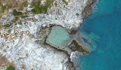 Μάνη: H απίστευτη φυσική πισίνα με τα τιρκουάζ νερά (Βίντεο)