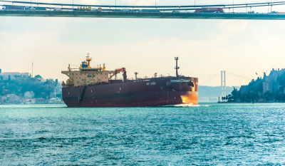 Έλληνες πλοιοκτήτες «τρέχουν» τις μεταφορές ρωσικού πετρελαίου για να προλάβουν τις κυρώσεις