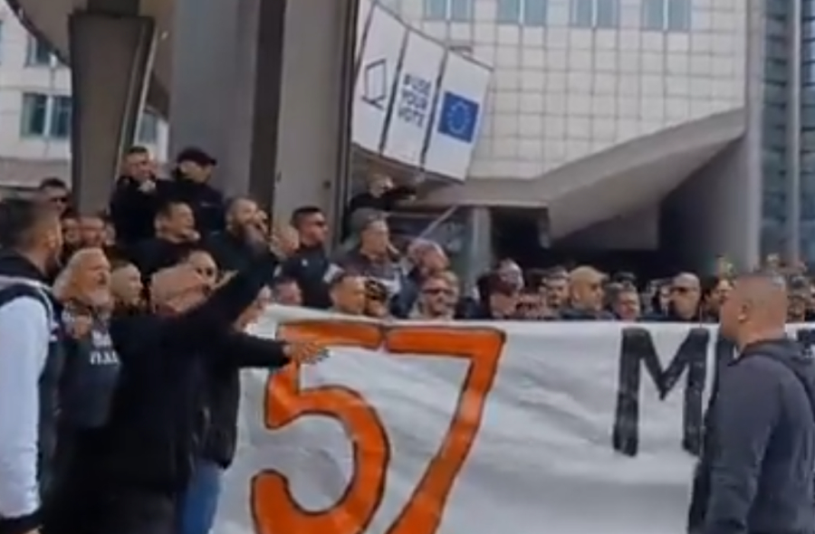 Οπαδοί του ΠΑΟΚ έξω από το ευρωκοινοβούλιο με πανό για τα Τέμπη - «57 ψυχές ζητούν δικαίωση»