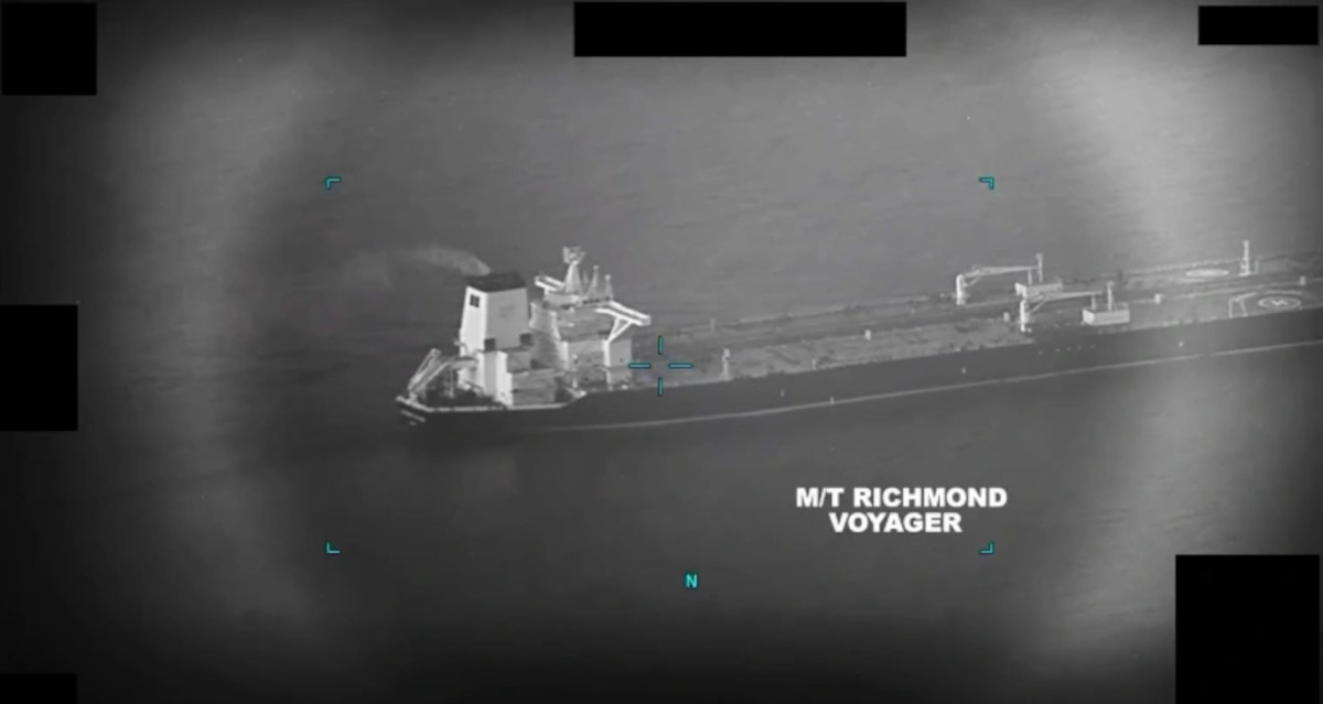 Επίθεση στο ελληνόκτητο πλοίο στον Κόλπο του Ομάν: Βίντεο από την επέμβαση αμερικανικού στόλου