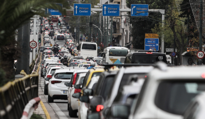 Κίνηση στους δρόμους: Πόσες ημέρες «τρώνε» κάθε χρόνο οι Αθηναίοι «κολλημένοι» στο αυτοκίνητο