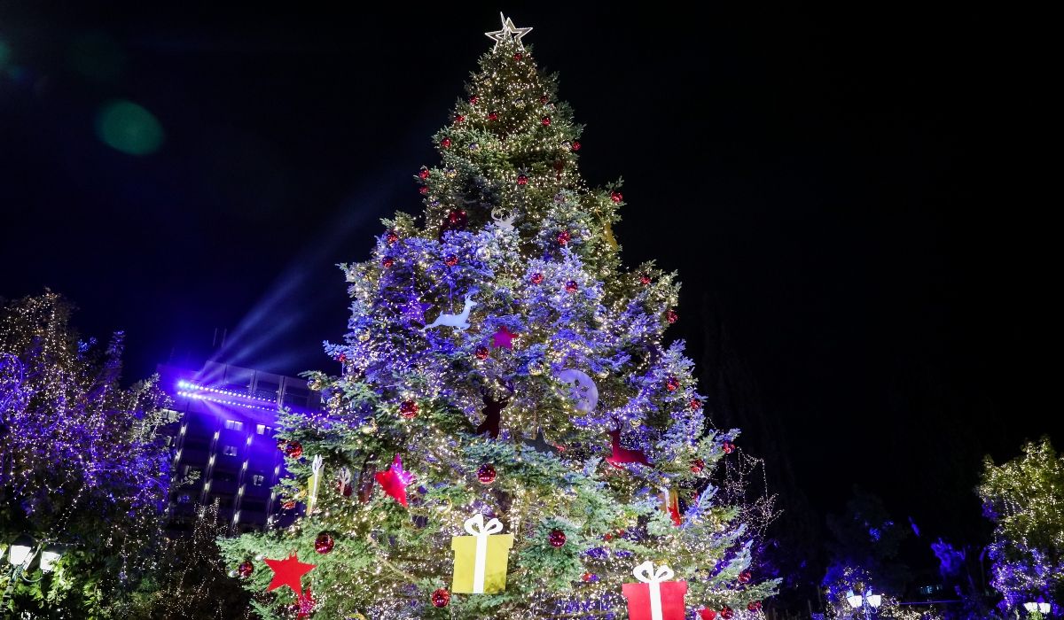 Χριστούγεννα 2021: Άναψε το δέντρο στο Σύνταγμα - Δείτε φωτογραφίες