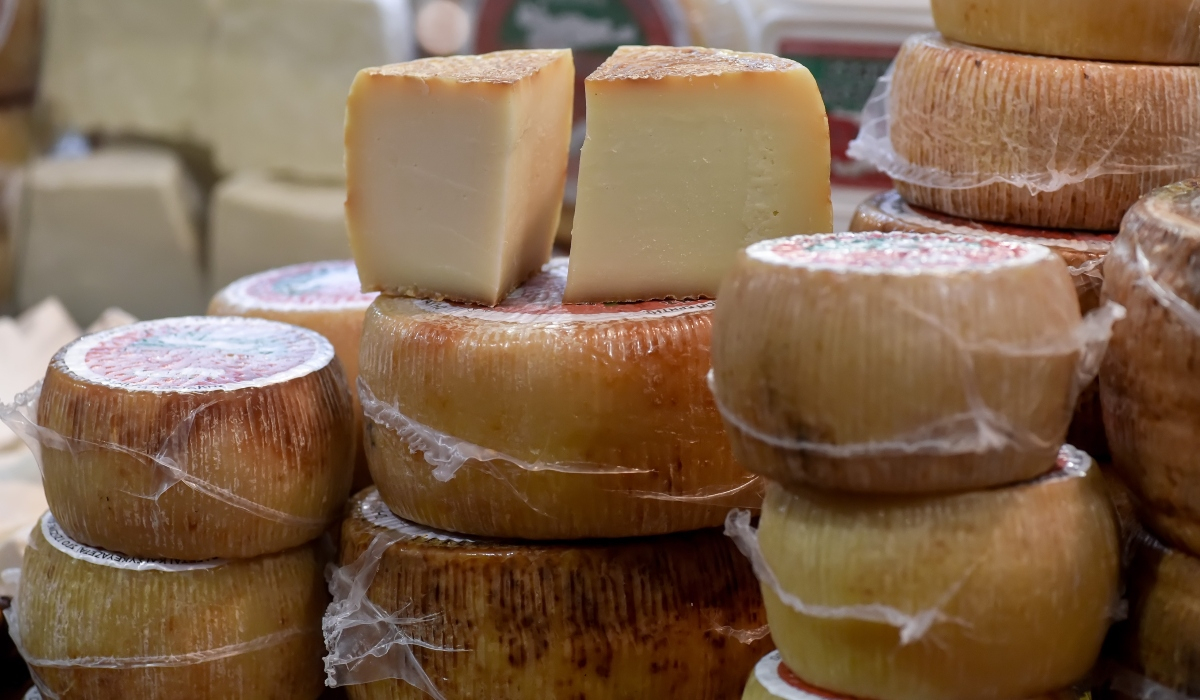 «Φωτιά» τα γαλακτοκομικά: Οι νέες τιμές σε τυρί και γιαούρτι μετά τις αυξήσεις