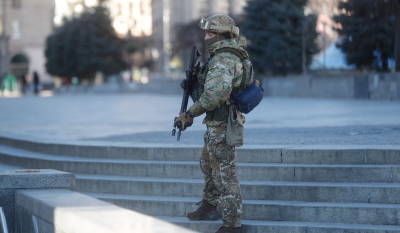 «Μην γίνεις δολοφόνος, σκέψου την οικογένειά σου» - Μηνύματα προς τους Ρώσους στρατιώτες σε πινακίδες του Κιέβου