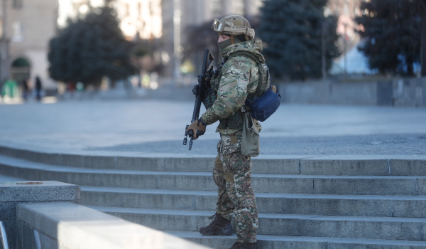 «Μην γίνεις δολοφόνος, σκέψου την οικογένειά σου» - Μηνύματα προς τους Ρώσους στρατιώτες σε πινακίδες του Κιέβου