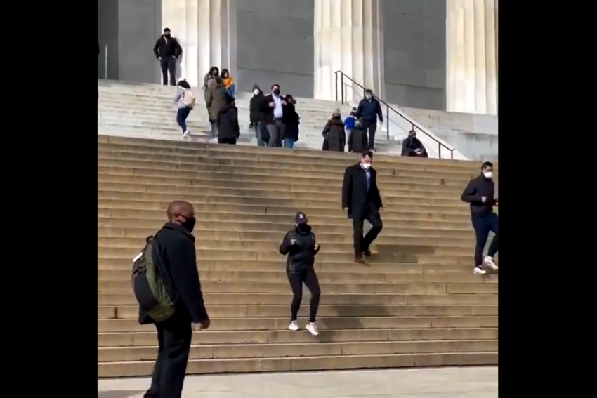 Επικό βίντεο: Η Καμάλα Χάρις ανεβοκατεβαίνει τα σκαλιά και οι πράκτορες τρέχουν μαζί της
