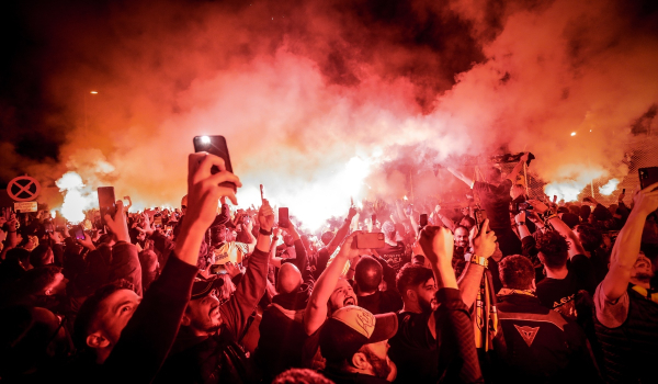 ΑΕΚ: «Κάηκε» το Ελευθέριος Βενιζέλος – Χιλιάδες οπαδοί έκαναν τη νύχτα μέρα