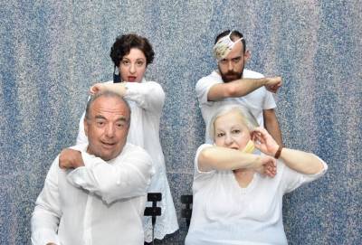 «Μένουμε… ταπί»: Η Ελένη Γερασιμίδου μοιράζει γέλιο στο Από Κοινού Θέατρο