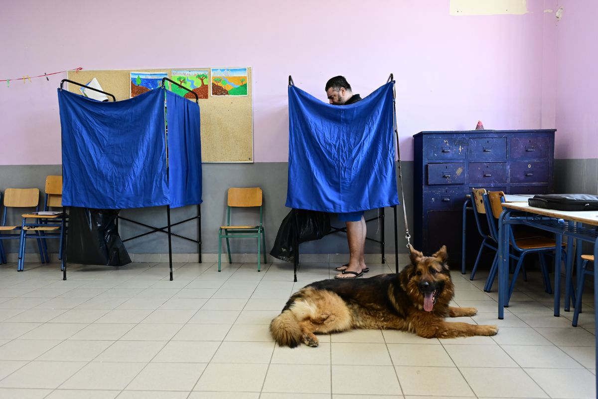 Αλαλούμ με εκλογικά κέντρα στην Αθήνα - Τι ώρα κλείνουν οι κάλπες