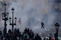 Γαλλία: Συνεχίζονται οι ταραχές για το συνταξιοδοτικό και η βία σηματοδοτεί «κρίση εξουσίας»