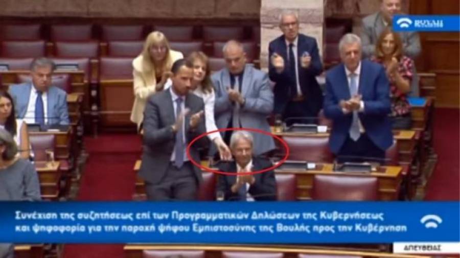 Το σκούντημα σε βουλευτή του Βελόπουλου που χειροκροτούσε καθιστός
