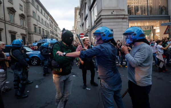 Ιταλία: Ένταση αντιεμβολιαστών- αστυνομίας στην κεντρική Πλατεία του Λαού της Ρώμης