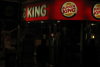 Λάθος σχόλιο τη λάθος μέρα από τα Burger King: «Οι γυναίκες ανήκουν στην κουζίνα»!