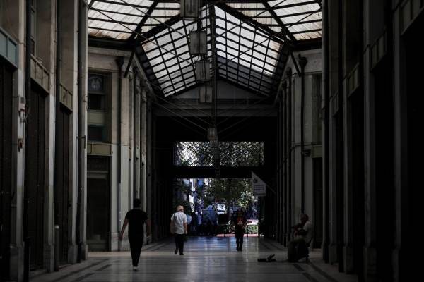 Τα νέα μέτρα από Δευτέρα σε όλη την Ελλάδα, σαρώνουν τα κρούσματα