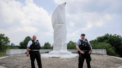 ΗΠΑ: Απομακρύνθηκαν αγάλματα του Κολόμβου εν μέσω διαδηλώσεων