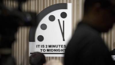 Το Ρολόι της Αποκάλυψης παραμένει στα δύο λεπτά πριν από τα μεσάνυχτα