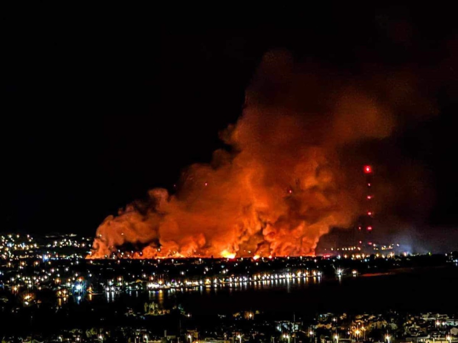 Ανεξέλεγκτη η φωτιά στον Μαραθώνα - Αναζωπύρωση της πυρκαγιάς τη νύχτα