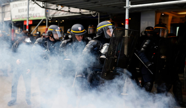 «Άγριες» διαδηλώσεις στο Παρίσι και συγκρούσεις με την αστυνομία