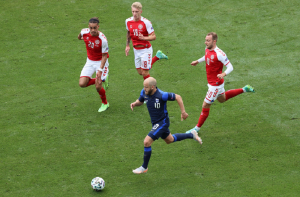 Euro 2020: Ο αγώνας Δανία-Φινλανδία θα συνεχιστεί στις 21:30