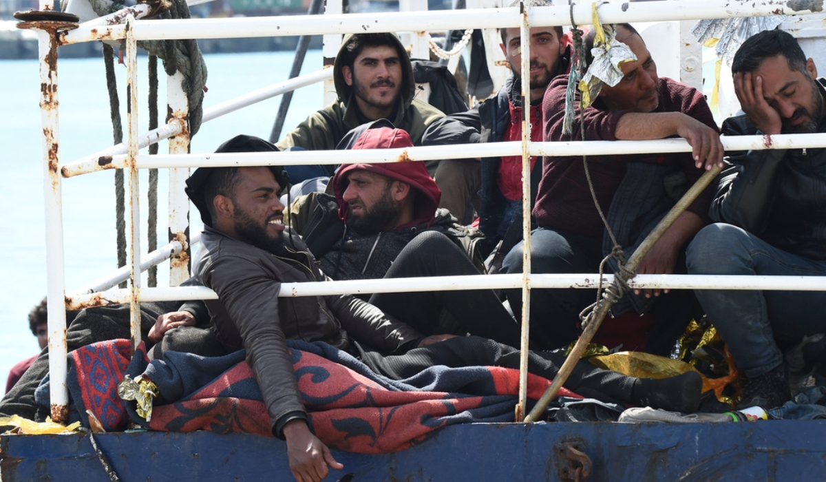 Πλοίο με 50 μετανάστες πλέει ακυβέρνητο στην κεντρική Μεσόγειο