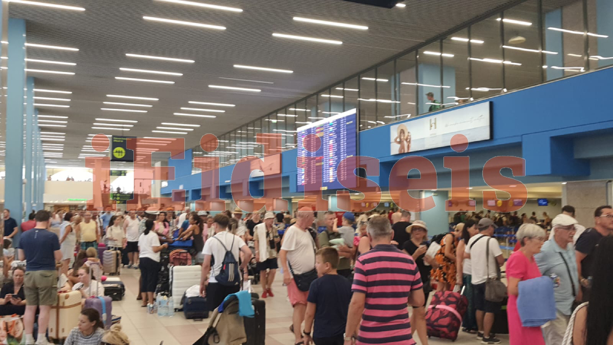 Φωτιά στη Ρόδο: Το αδιαχώρητο στο αεροδρόμιο – Φεύγουν κατά χιλιάδες οι τουρίστες (Βίντεο - Φωτογραφίες)