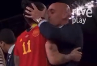 Μουντιάλ γυναικών: Σάλος με τον πρόεδρο της ισπανικής ομοσπονδίας - Φίλησε στο στόμα παίκτρια, στην απονομή