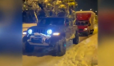 Κακοκαιρία «Ελπίδα»: Ο Γιάννης Μπορούσης απεγκλώβισε οχήματα από το χιόνι