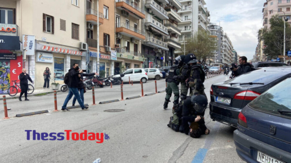 Θεσσαλονίκη: Άνδρας τον ΜΑΤ χτυπά διαδηλωτή – Το φώναζαν «άστον είναι παιδί» και συνέχιζε απτόητος (Βίντεο)