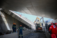 Κατάρρευση γέφυρας στην Πάτρα: Καταγγελίες ότι οι εργάτες δούλευαν μέσα στον καύσωνα