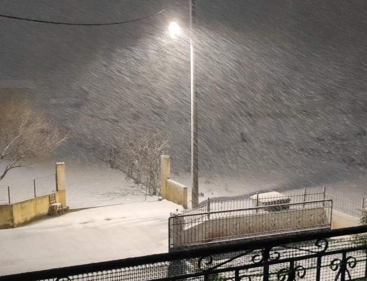 Ισχυρή χιονόπτωση στα Δερβενοχώρια (Φωτογραφία)