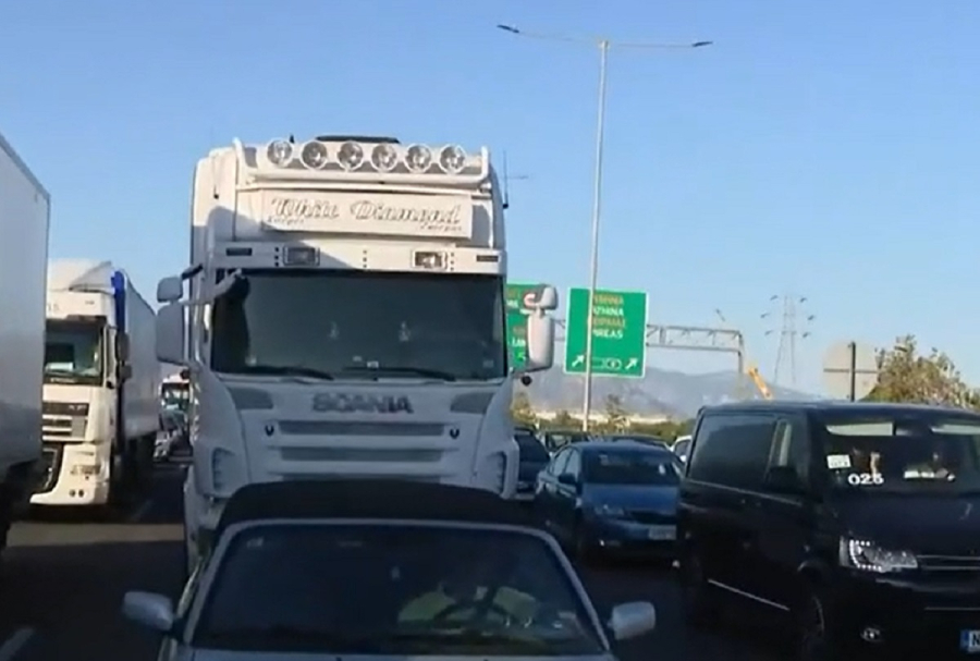 Χάος στην Εθνική Οδό Αθηνών - Κορίνθου: Χιλιάδες οδηγοί εγκλωβισμένοι μετά τη φωτιά σε βυτιοφόρο (φωτο-βίντεο)