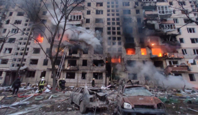 Βομβαρδίστηκε εννιαώροφη πολυκατοικία στο Κίεβο – Εικόνες Αποκάλυψης με έναν νεκρό