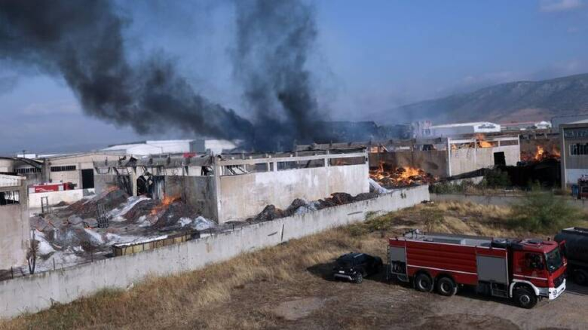 Φωτιά σε εργοστάσιο ανακύκλωσης στον Ασπρόπυργο - «Ήχησε» το 112