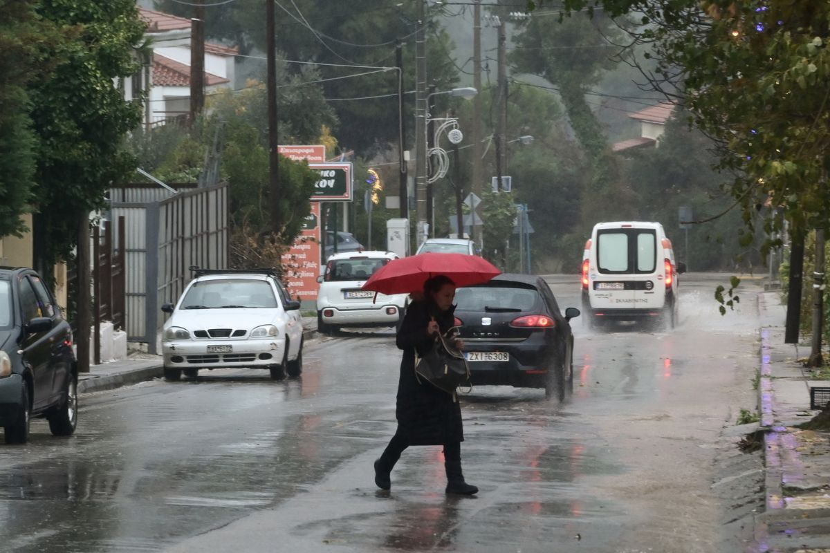 Χαλάει ο καιρός: Νέο κύμα καταιγίδων – Η πρόγνωση για Αθήνα