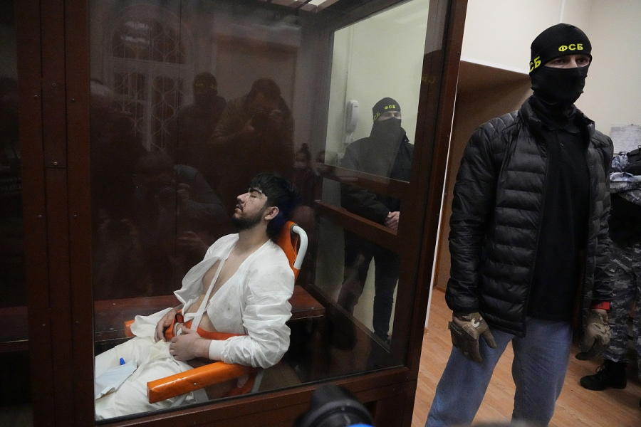 Μόσχα: Τα βασανιστήρια στους υπόπτους του μακελειού και γιατί η Ρωσία τούς εμφάνισε σε κοινή θέα