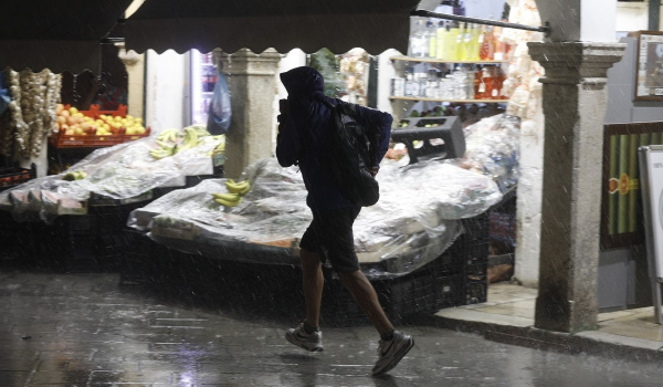 Σάκης Αρναούτογλου: Προσοχή σε Αττική και Σποράδες - Προειδοποίηση για σιφώνες