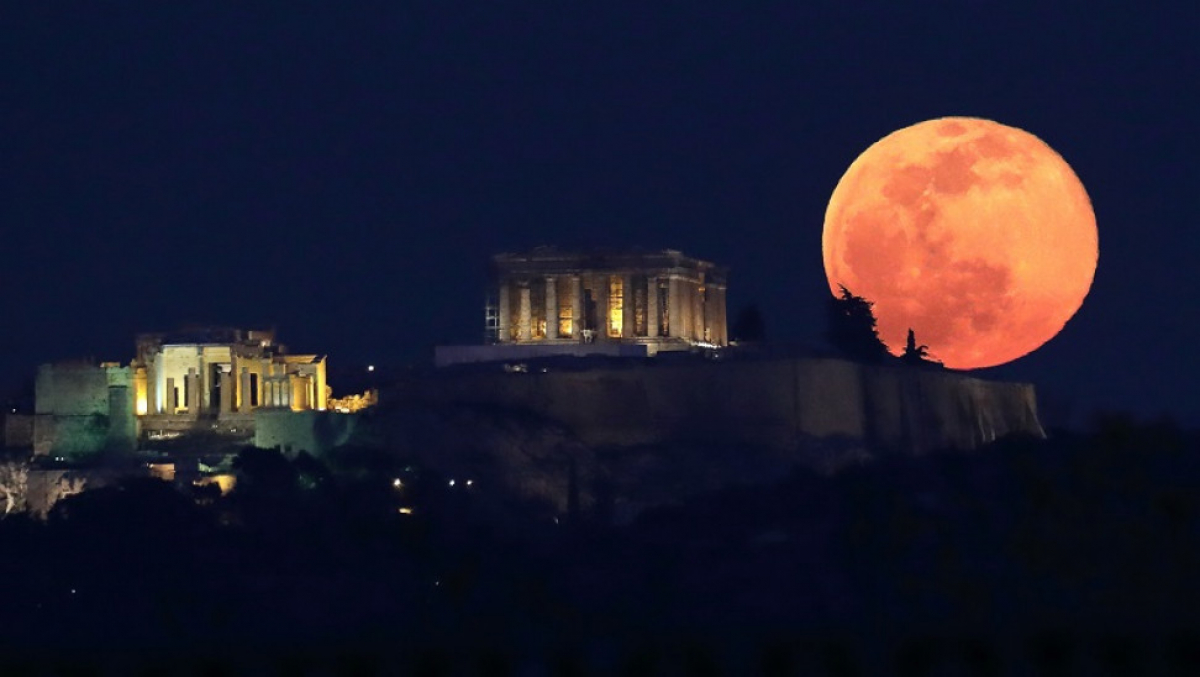 Πανσέληνος και ολική έκλειψη Σελήνης τα χαράματα της Δευτέρας - Eν μέρει ορατή και από την Ελλάδα