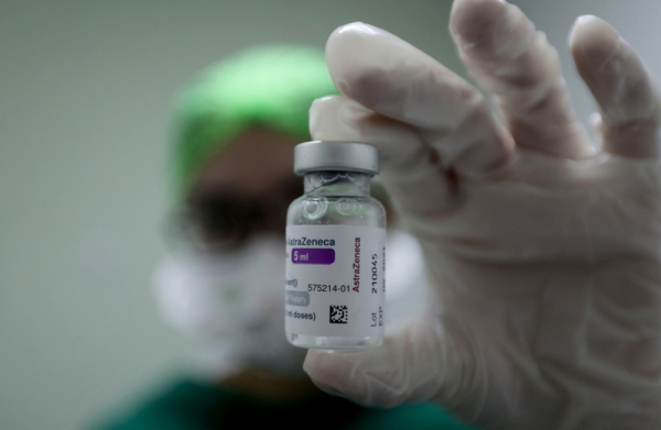 Μετάλλαξη Ομικρον: Έτοιμη για αναβάθμιση του εμβολίου η AstraZeneca