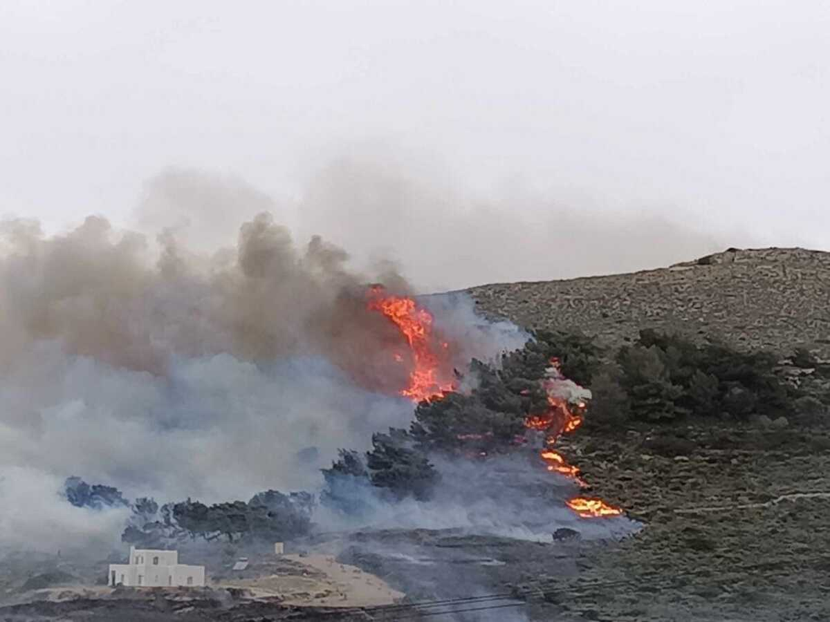 Μεγάλη φωτιά τώρα στην Πάρο – Ήχησε το 112 (Φωτογραφίες, Βίντεο)