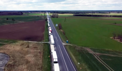 «Παγιδευμένα» ρωσικά φορτηγά στα σύνορα της Πολωνίας - Έχασαν την προθεσμία των κυρώσεων