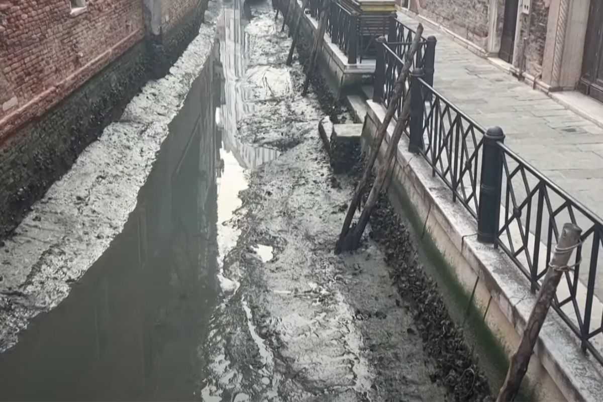 «Στέγνωσαν» τα ποτάμια στη Βενετία - Με δυσκολία κυκλοφορούν οι γόνδολες (Βίντεο)