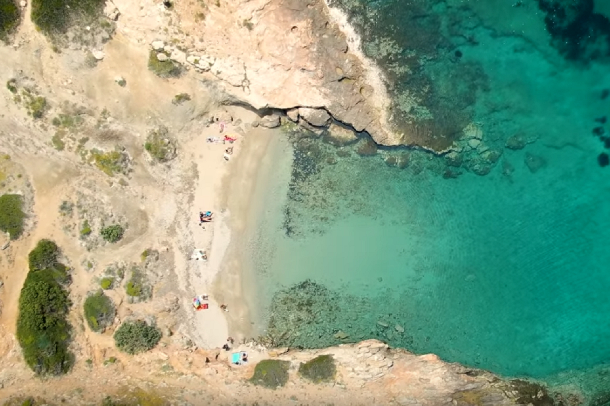 Μια παραλία σαν νησί δίπλα στην Αθήνα