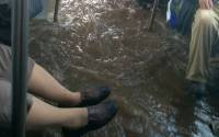 Λεωφορείο στην Αττική πλημμύρισε και σκαρφάλωναν σε στύλους για να μη βραχούν