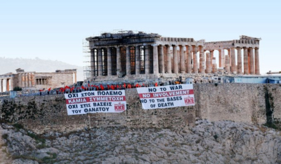 Πανό του ΚΚΕ στην Ακρόπολη: «Όχι στον πόλεμο»