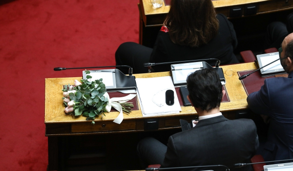 Λουλούδια στο άδειο έδρανο της Μαριέττας Γιαννάκου στη Βουλή