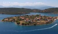Τριζόνια: Το μοναδικό κατοικημένο νησί του κορινθιακού που ήθελε ο Ωνάσης