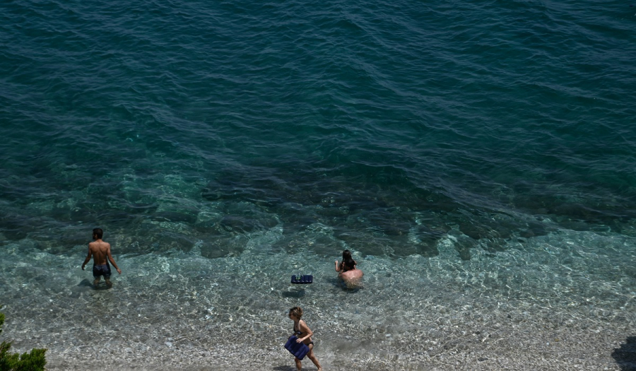 Η ελληνική παραλία με τα ζεστά νερά για μπάνιο όλο το φθινόπωρο