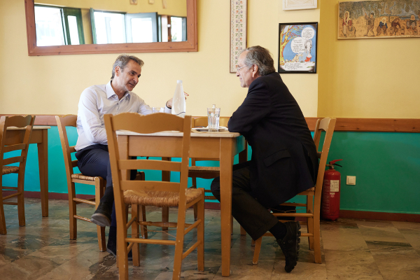 Μητσοτάκης και Σαμαράς μοιράστηκαν το ίδιο τραπέζι στην Καλαμάτα