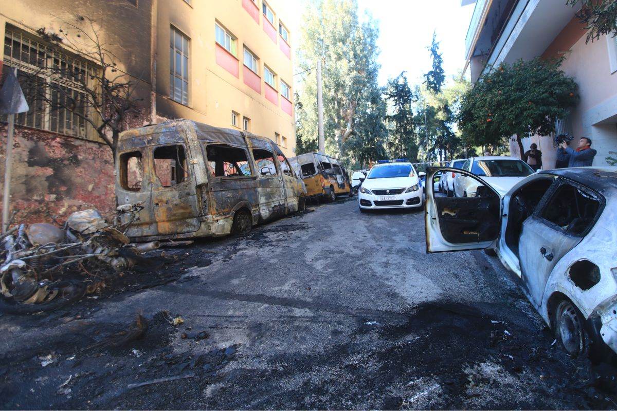 Ζωγράφου: Βομβαρδισμένο τοπίο μετά τον εμπρησμό σχολικών, ΙΧ και μηχανών - Φωτογραφίες