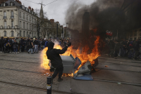 Η γαλλική οργή πνίγει τον Μακρόν: 200 διαδηλώσεις σε όλη τη Γαλλία